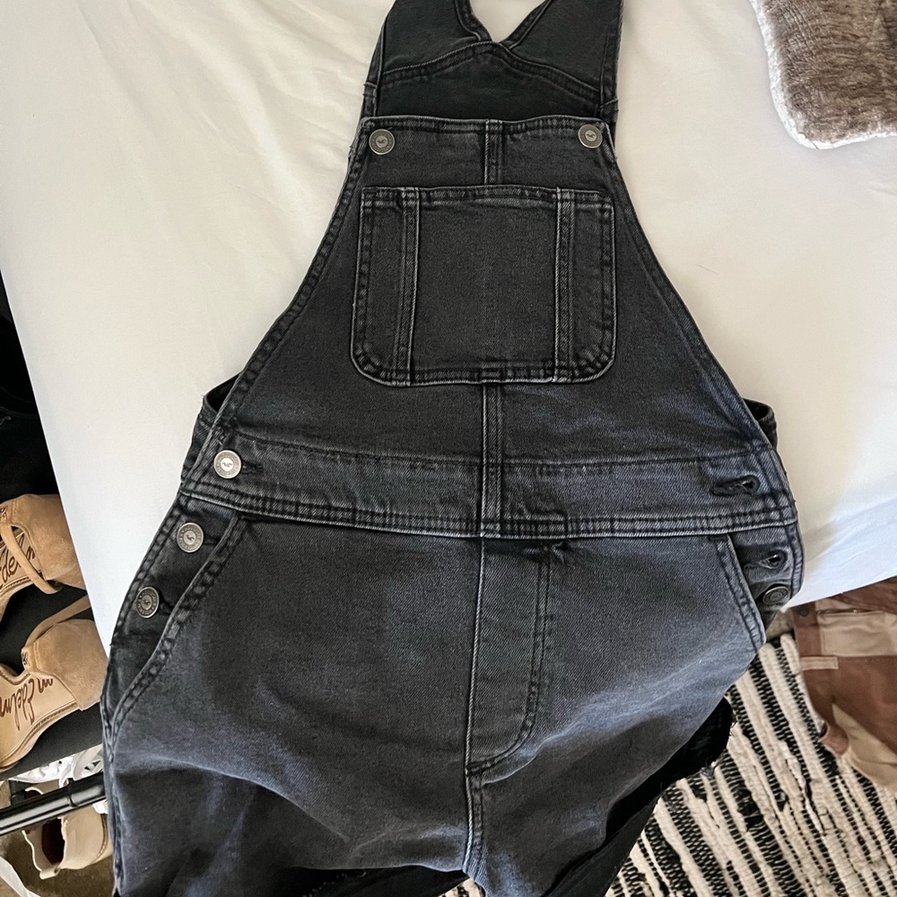 Hollister Overall Shorts !!